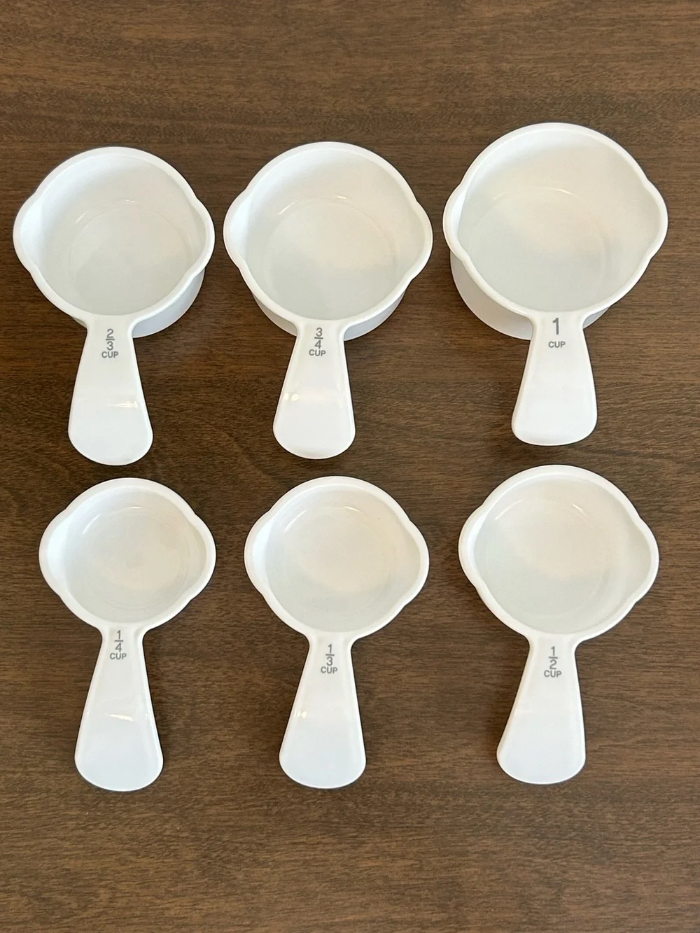 TUPPERWARE CURVED HANDLE WHITE MEASURING CUPS AND SPOONS
